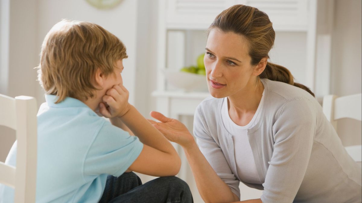 Una madre hablando con su hijo