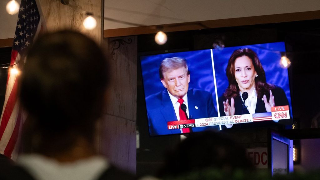 Una televisión muestra el debate presidencial entre Harris y Trump