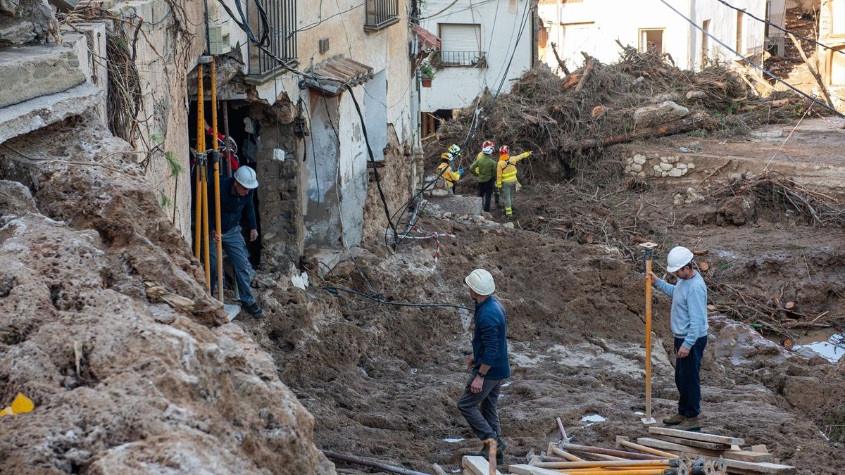 Varios servicios de emergencia trabajando, a 30 de octubre de 2024, en Letur, Albacete, Castilla-La Mancha (España).