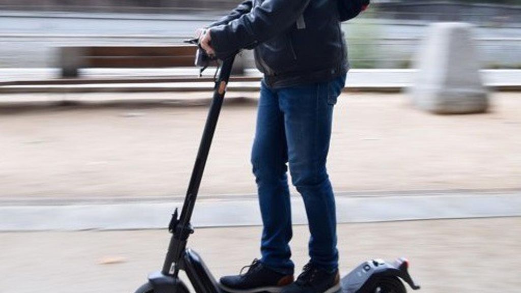 Detienen al conductor de un patinete eléctrico tras atropellar a una madre y su hijo en Badajoz