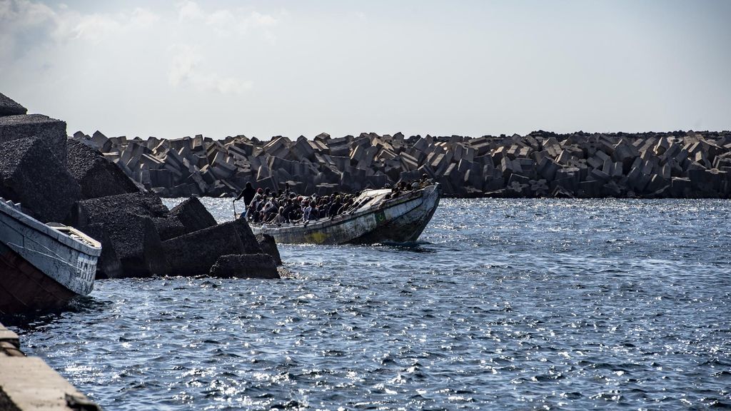 Varios migrantes a su llegada al puerto de La Restinga, a 22 de septiembre de 2024, en El Hierro, Canarias (España)