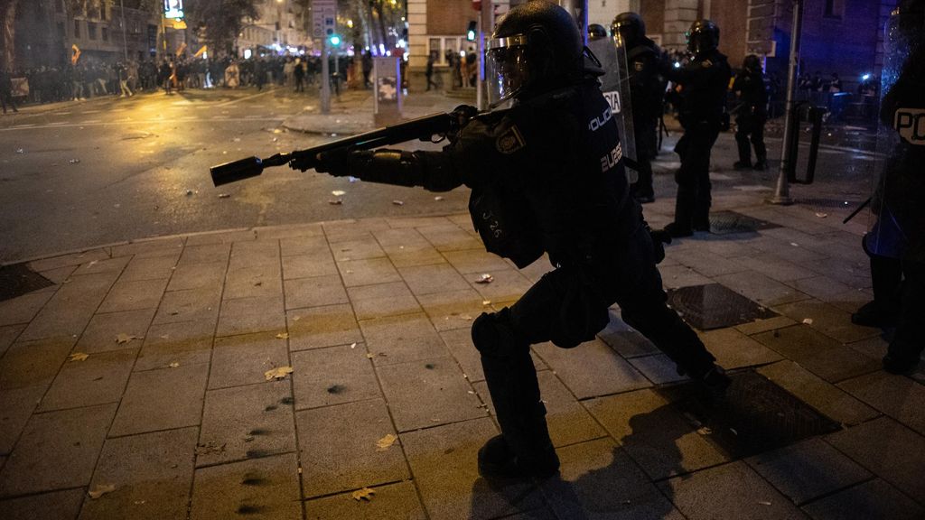 Archivo - Un agente de Policía dispara al suelo pelotas de goma contra un grupo de manifestantes, durante una protesta contra la amnistía