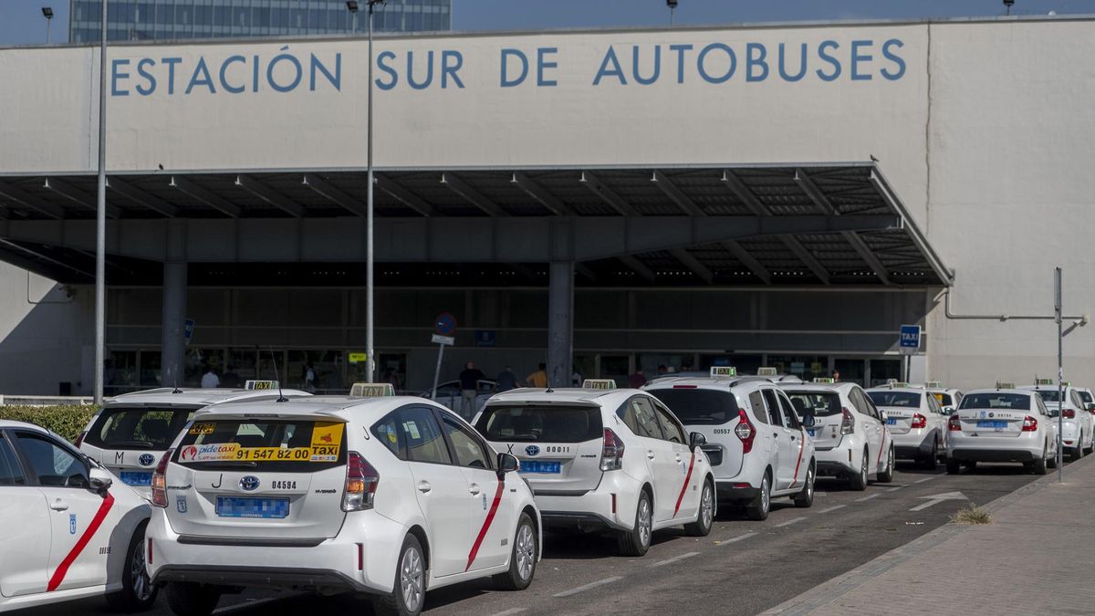 Archivo - Varios taxis a las puertas de la estación Sur de Méndez Álvaro