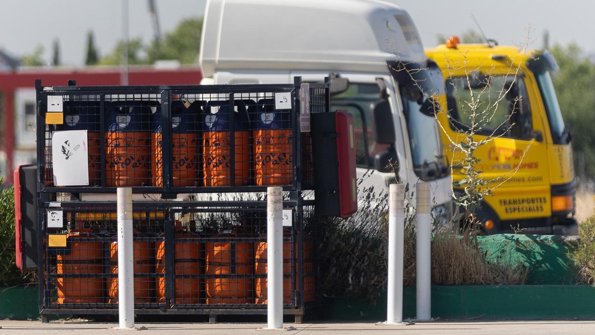 Archivo - Bombonas de butano en una gasolinera, a 16 de julio de 2024, en Madrid (España). El precio máximo de venta al público de la bombona de butano bajará un 5% a partir de hoy, hasta los 15,34 euros, con lo que encadenará su segunda revisión a la baj