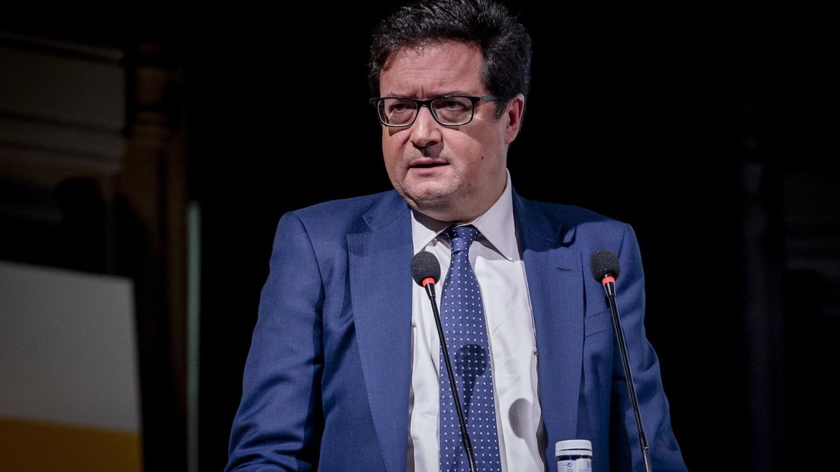 El ministro para la Transformación Digital y Función Pública, Óscar López, interviene durante la celebración de la II Jornada contra la Desinformación organizada por el Club Abierto de Editores (CLABE) en el Ateneo de Madrid, a 14 de octubre de 2024, en M