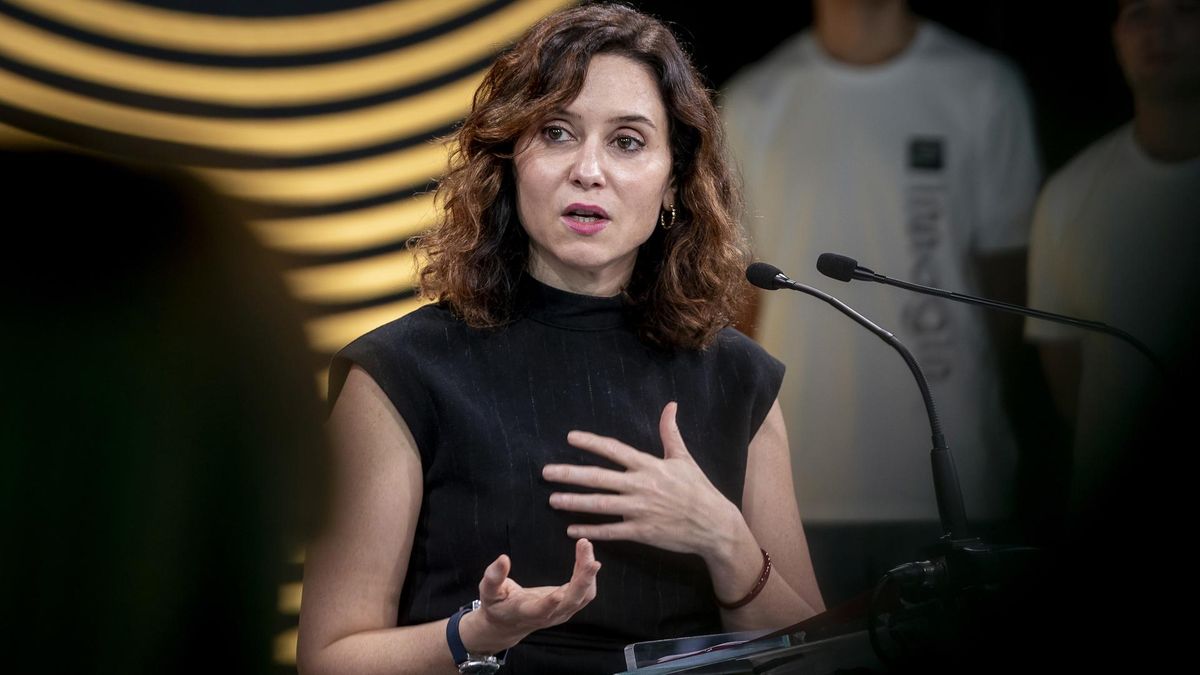 La presidenta de la Comunidad de Madrid, Isabel Díaz Ayuso, interviene durante la renovación del convenio de colaboración del Carné Joven de la comunidad de Madrid, en CaixaBank All in One, a 23 de octubre de 2024, en Madrid (España).