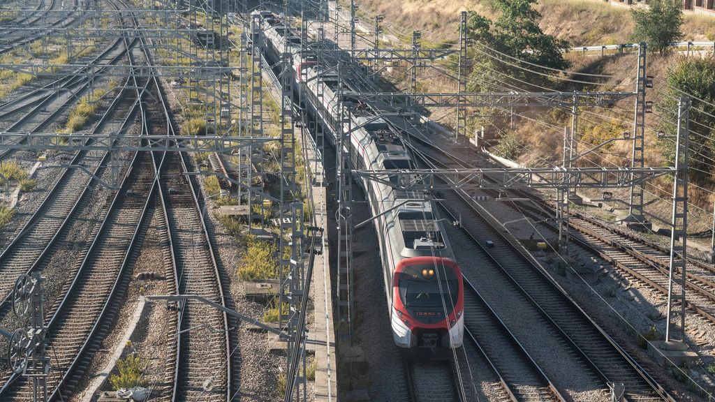 Un tren de cercanías llega a la estación de tren de Chamartín