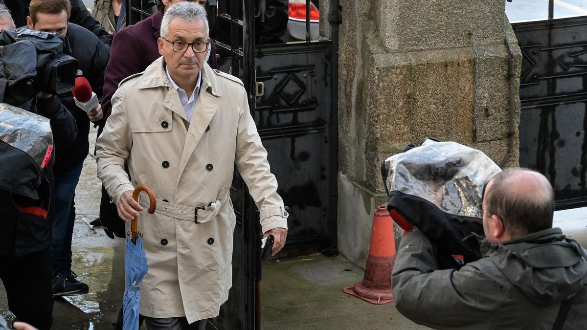 Archivo - Llegada del padre de Samuel Luiz a la Audiencia de A Coruña donde se juzga el crimen de su hijo