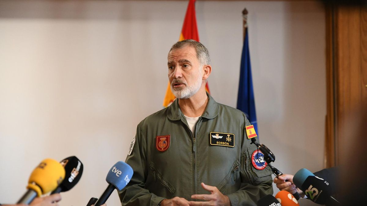 El Rey Felipe VI ofrece declaraciones a los medios durante su participación en el ejercicio 'Sirio 2024', organizado por el Ejército del Aire y del Espacio, en la Base Aérea de Gando, a 30 de octubre de 2024, en Telde, Gran Canaria, Canarias (España).