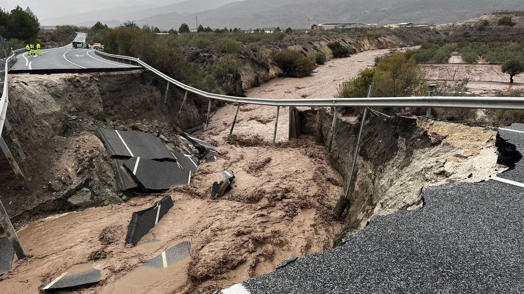 Los efectos de la DANA en la carretera A-334.