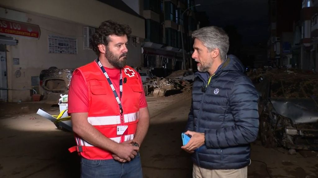 Daniel Losada, técnico de Cruz Roja, en Paiporta: "Aunque esto va a durar bastantes días, se va a ir viendo un poco la luz"