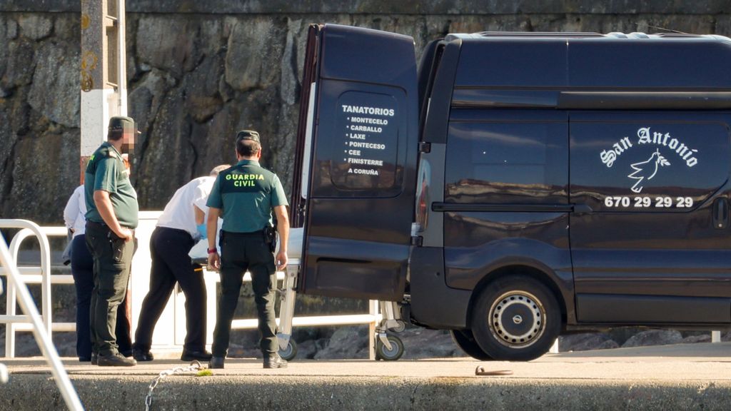 El levantamiento del cadáver hallado a 1,5 millas de la playa de Mar de Fóra, en Fisterra (A Coruña)