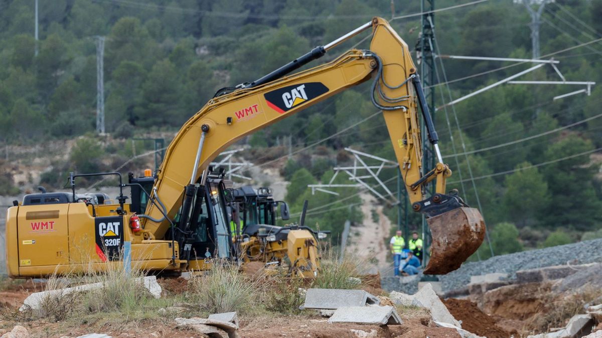 Operarios trabajan en las vías de AVE a su paso por Chiva tras la DANA