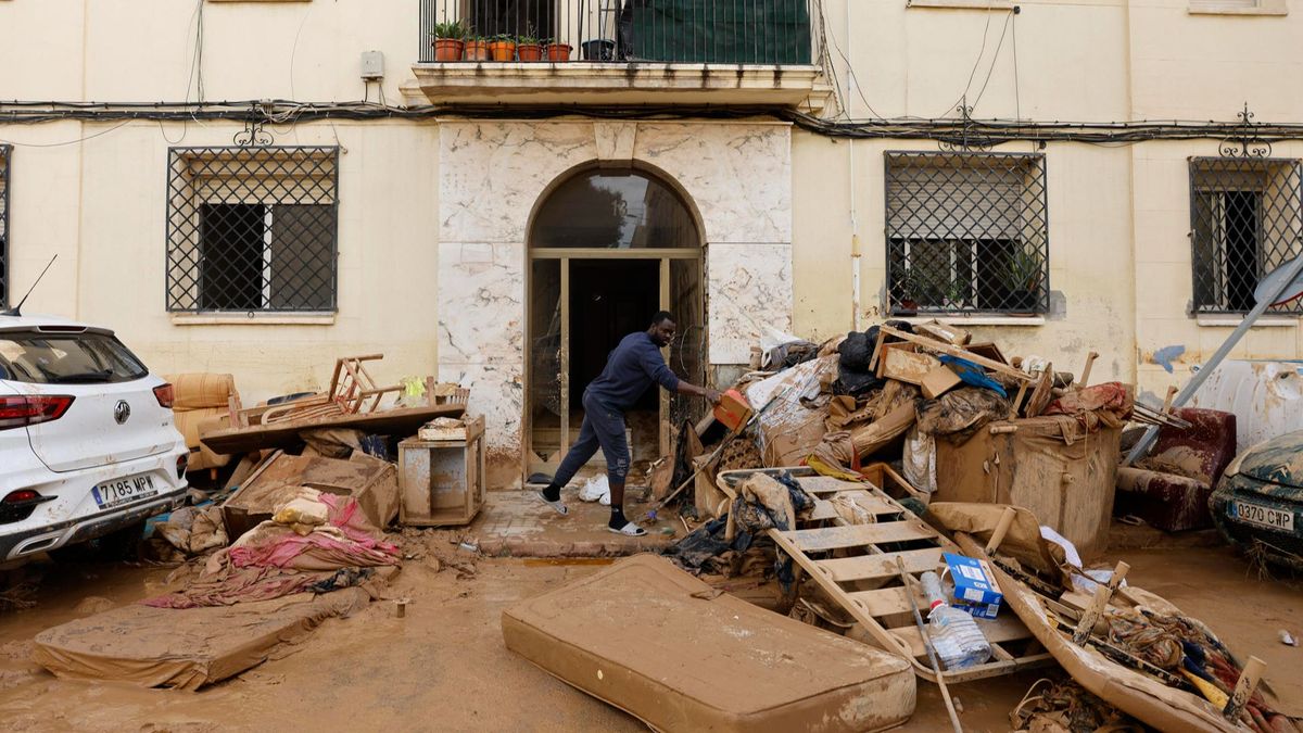 Vecinos de La Torre limpian el interior de sus viviendas tras la DANA