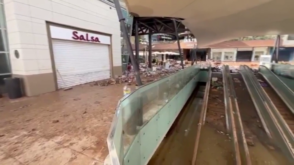 Continúa inundado el aparcamiento subterráneo del centro comercial de Bonaire