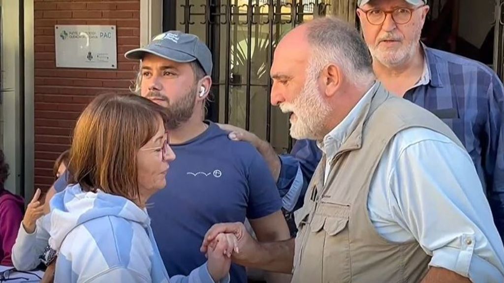 El chef José Andrés y su ONG World Central Kitchen reparte comida en la localidad de Chiva, en Valencia