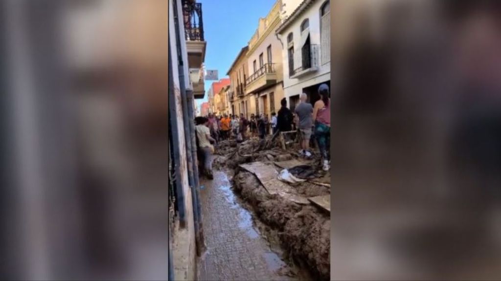 El emotivo vídeo de voluntarios cantando el himno de Valencia en medio del caos por la DANA