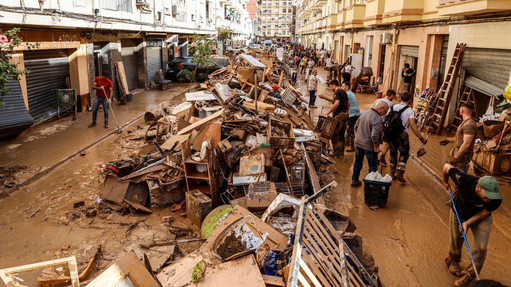 Enseres y vehículos amontonados en calles de Paiporta tras la DANA