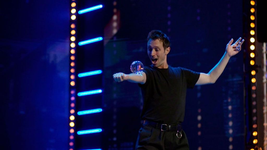 Danelo hace magia sobre el escenario de 'Got Talent' con una bola de cristal: "Parecía que flotaba" Got Talent Temporada 10 Top Vídeos 112