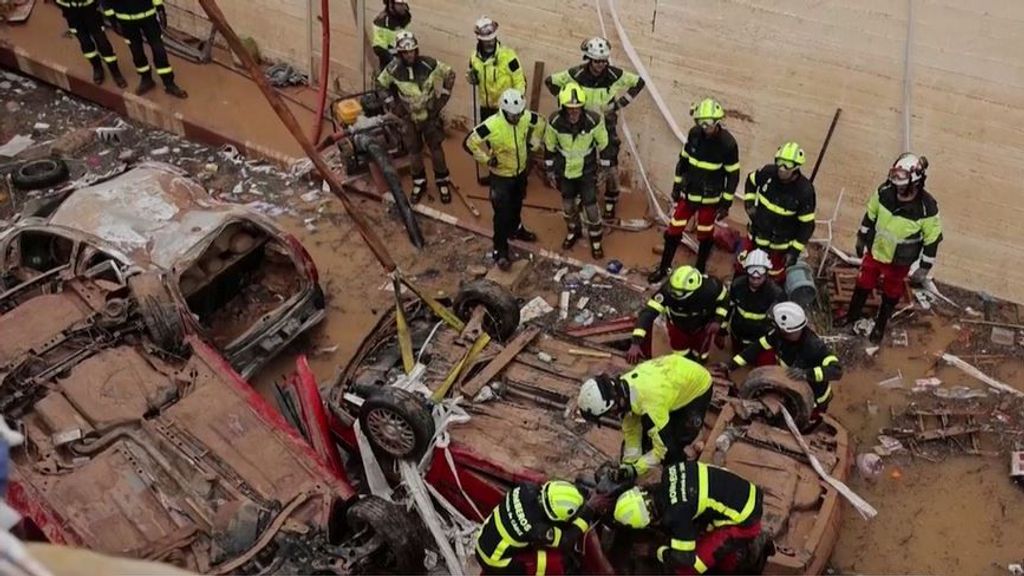 Rescatan a una mujer atrapada en un coche en Valencia tres días después de la DANA