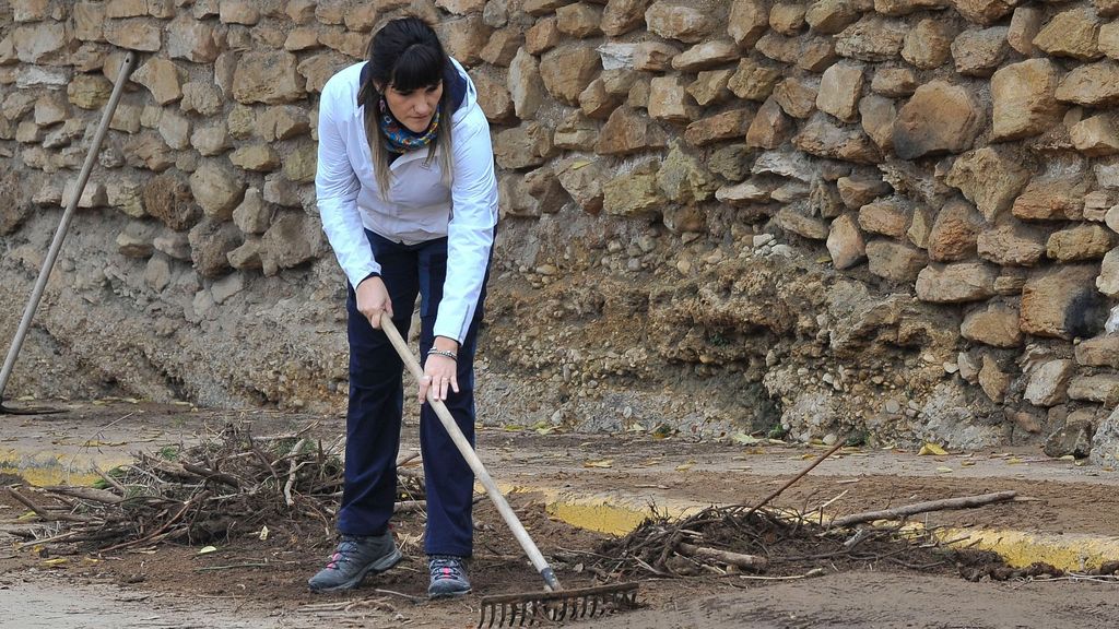 Rozalén ayuda a limpiar los restos de la riada en Letur, su pueblo natal