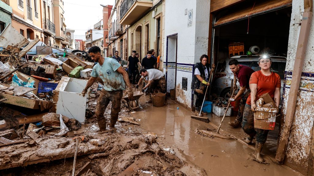 Vecinos de Paiporta limpiando tras la DANA