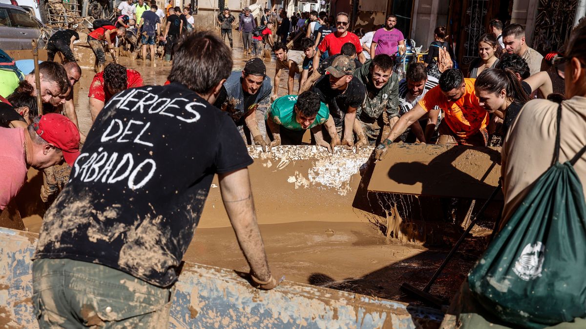 Vecinos limpian en Paiporta, Valencia, tras la catástrofe de la DANA