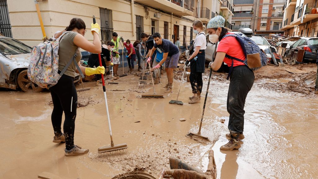 Vecinos y voluntarios colaboran en las labores de limpieza en Paiporta, Valencia