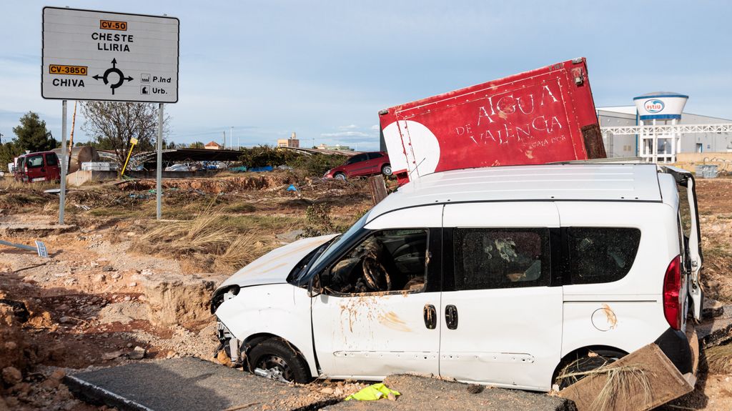 Vehículos arrastrados por la DANA en una carretera de Valencia