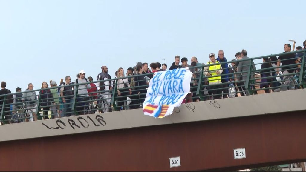 Voluntarios cruzando el puente de la solidaridad en Valencia