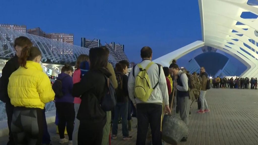 Voluntarios esperando para ir a ayudar a pueblos en Valencia