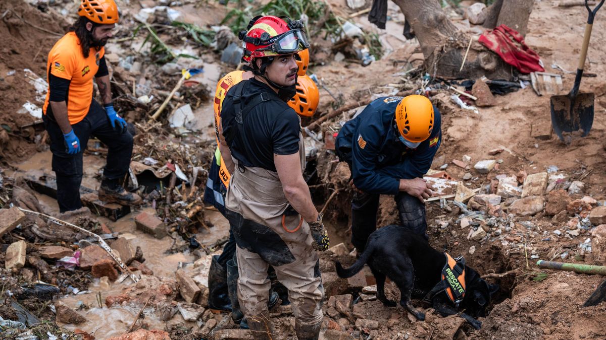 Agentes de los equipos del Servicio de Emergencias buscan víctimas en el lodo, a 3 de noviembre de 2024, en Paiporta, Valencia, Comunidad Valenciana (España)