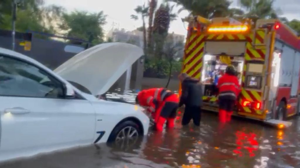 Tormenta anega calles en Sitges, Barcelona