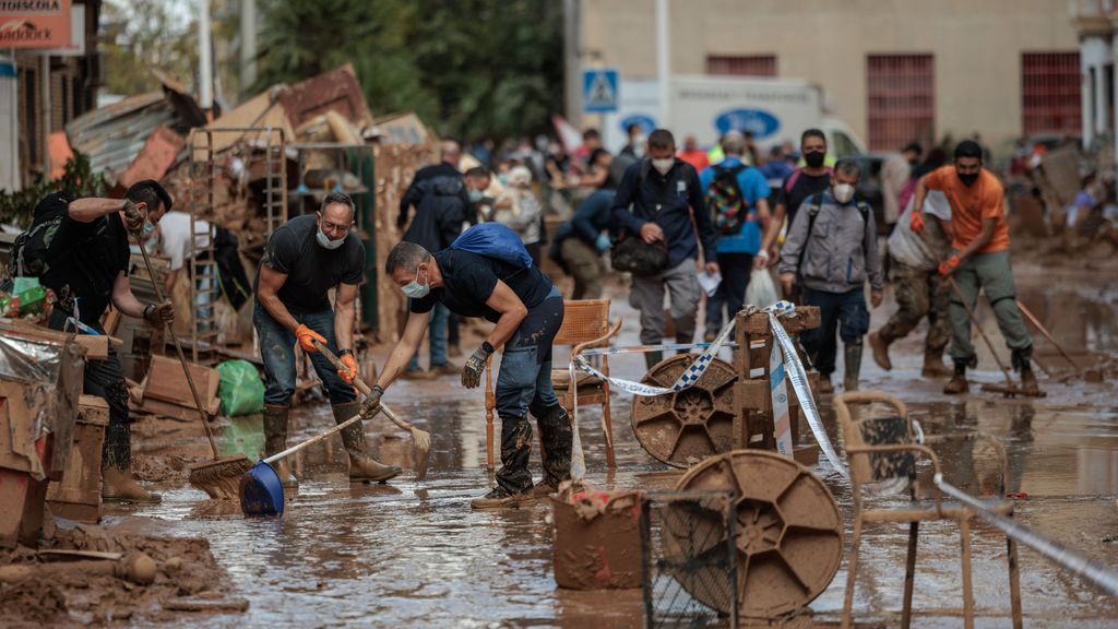 Continúan las labores de limpieza y desescombro en Paiporta, Valencia