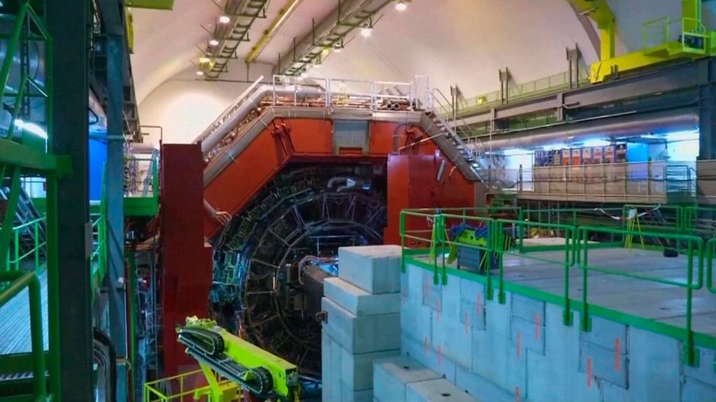 Científica asegura que del CERN entran y salen seres de otras dimensiones: ''Dice que manipulan energías subatómicas'' Cuarto Milenio Temporada 20 Top Vídeos 470