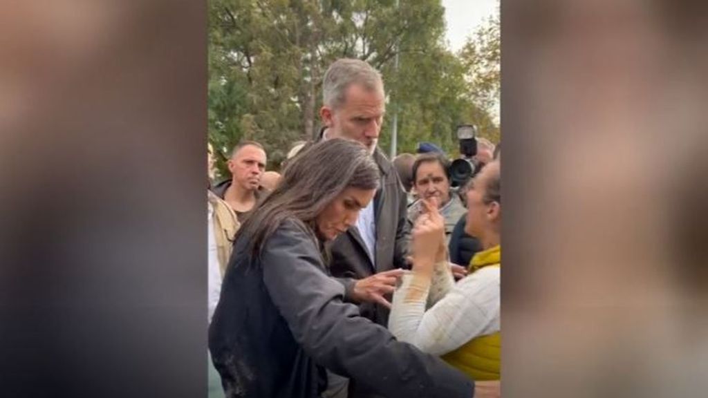 El rey Felipe dialoga con los indignados de Paiporta mientras la reina Letizia intenta consolarles y recomponerse