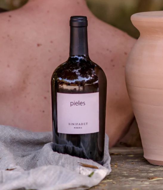 El vino naranja Pieles está elaborado por la bodega menorquina Binifadet.