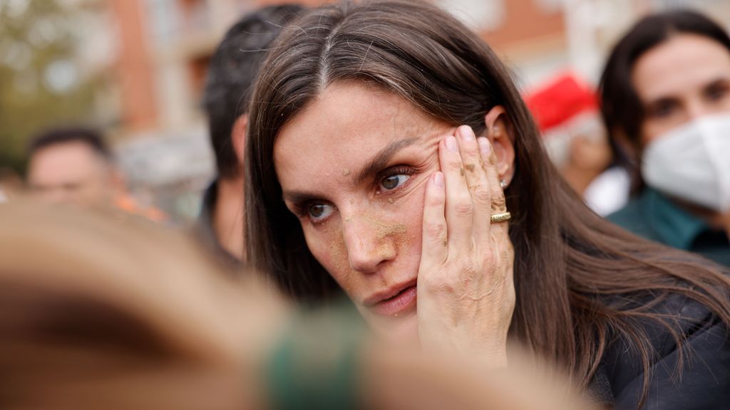 La reina Letizia continúa escuchando el desgarrador testimonio de los afectados de Paiporta