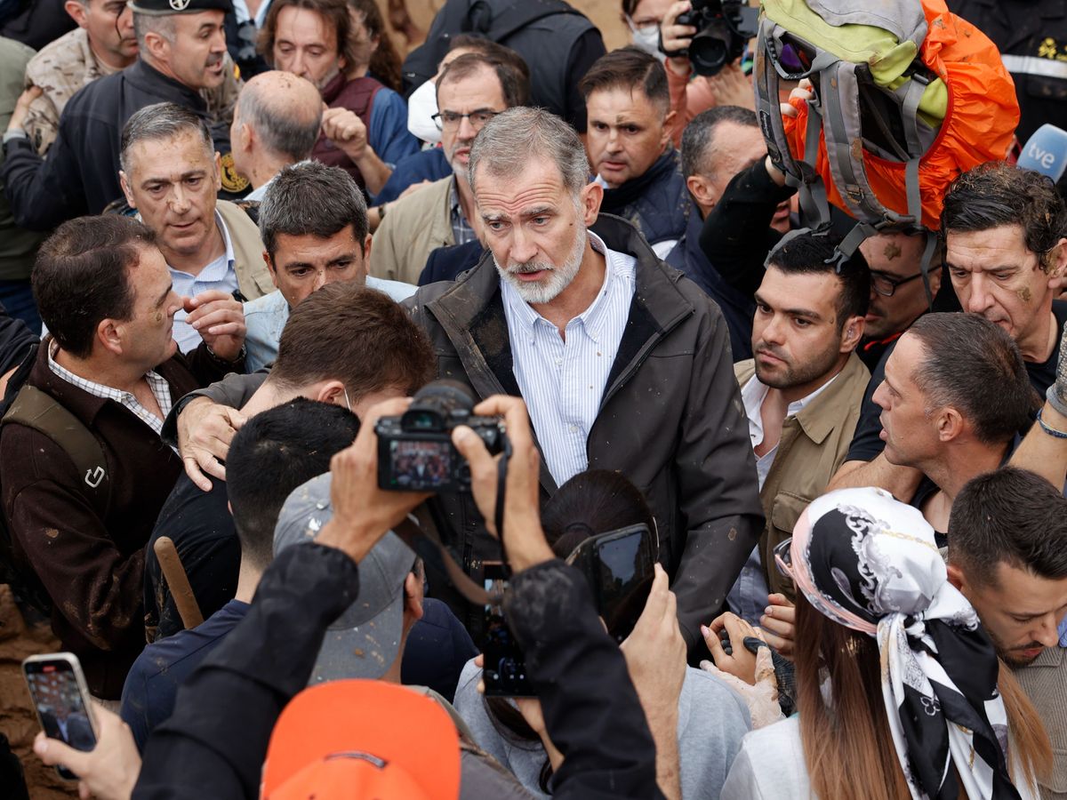 Lanzan barro a la comitiva de los reyes al llegar al centro de Paiporta