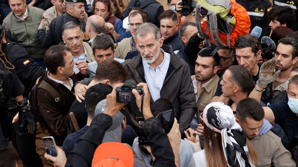 Insultos y lanzamiento de barro a la comitiva de los reyes al llegar al centro de Paiporta