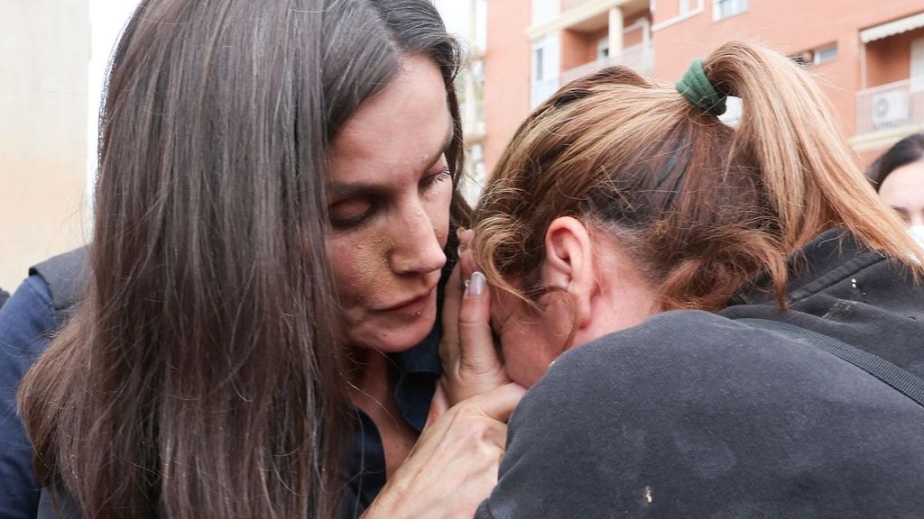 La reina Letizia con una afectada por la DANA