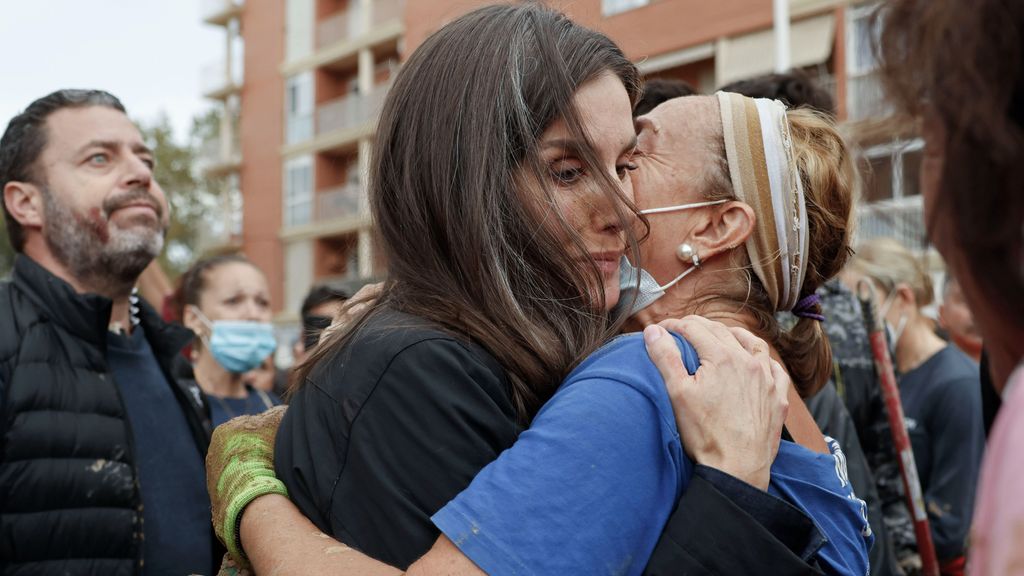 La reina Letizia, emocionada mientras consuela a las víctimas de Paiporta