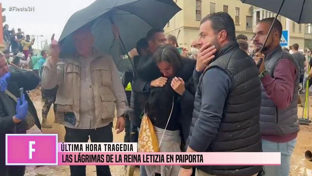 La Reina Letizia se abraza a una de las afectadas