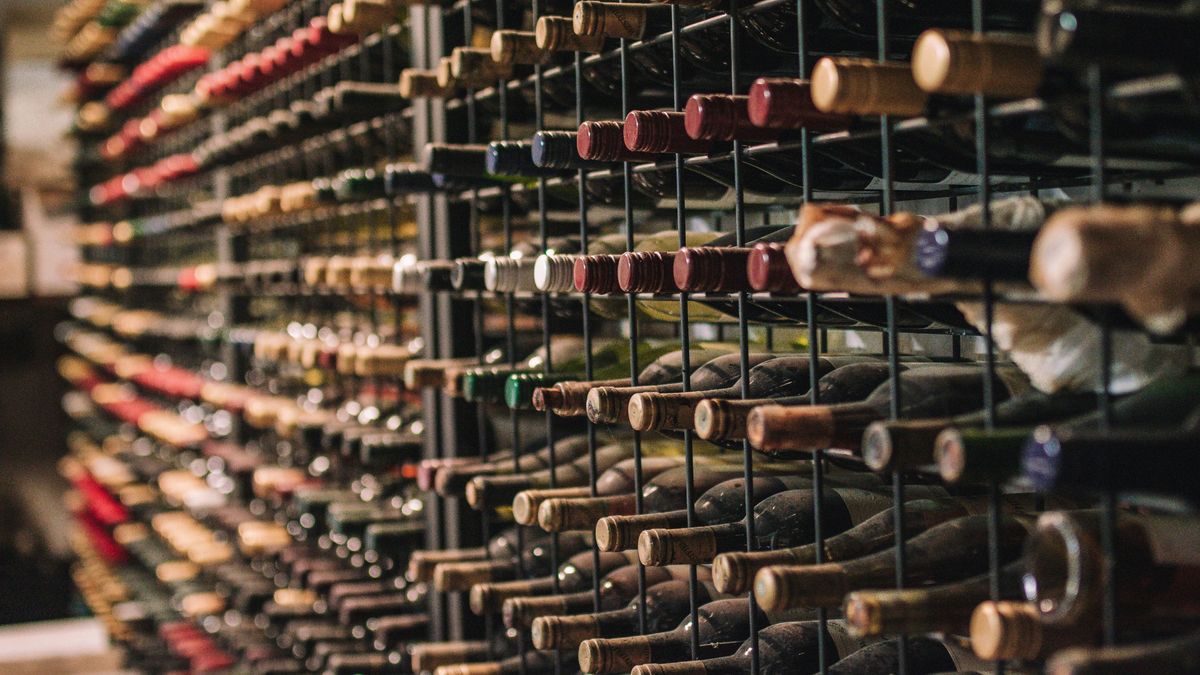 Tener una bodega en casa permite disfrutar de una selección de vinos.