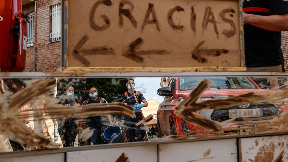 Varias personas en una zona afectada por la DANA 