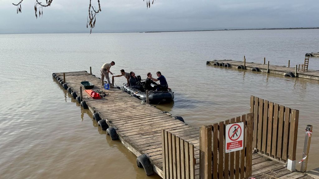 Buzos de la Armada de Cartagena peinan la Albufera en búsqueda de cadáveres