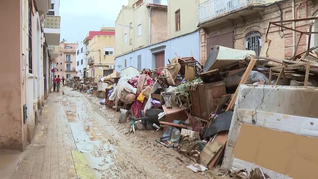 Calle de Catarroja con enseres y barro.