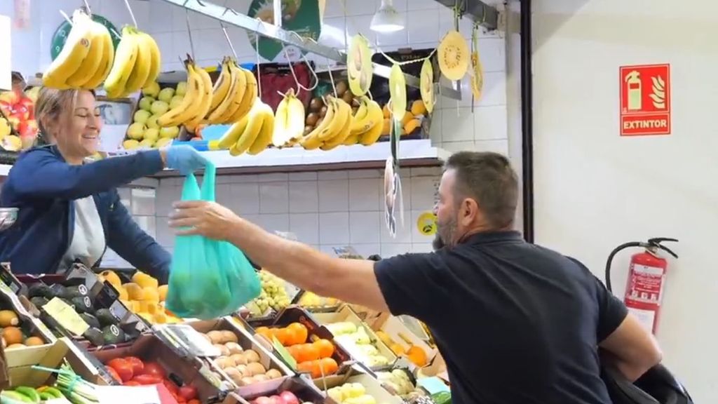 Cliente comprando en un mercado de abastos en Sevilla