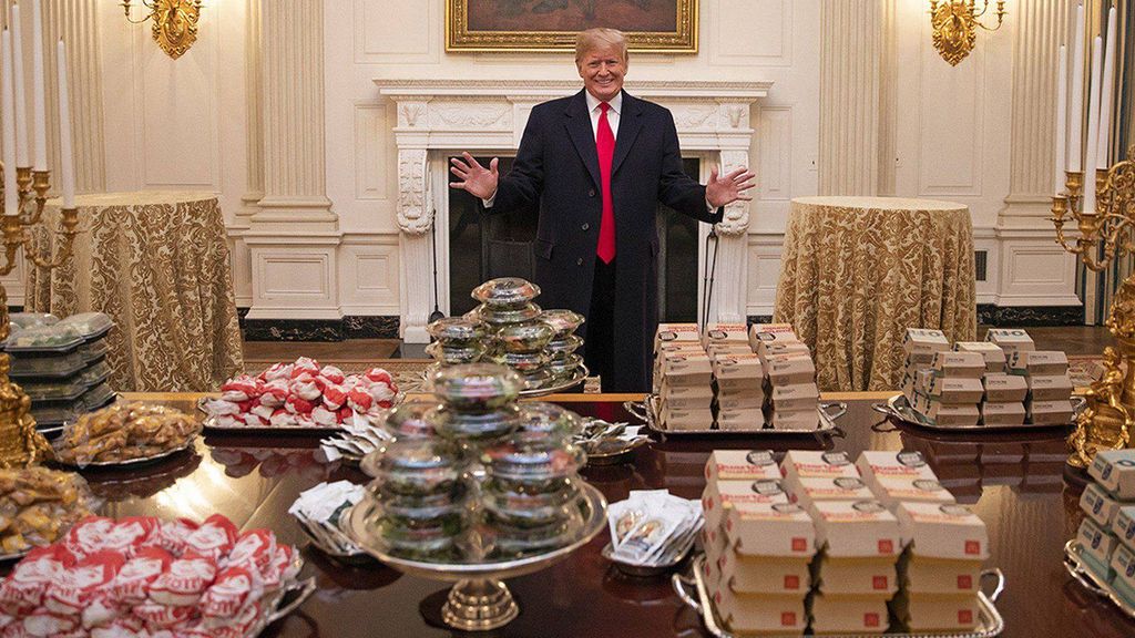 Donald Trump rodeado de comida de Dominos, McDonald's, Wendy's y Burger King