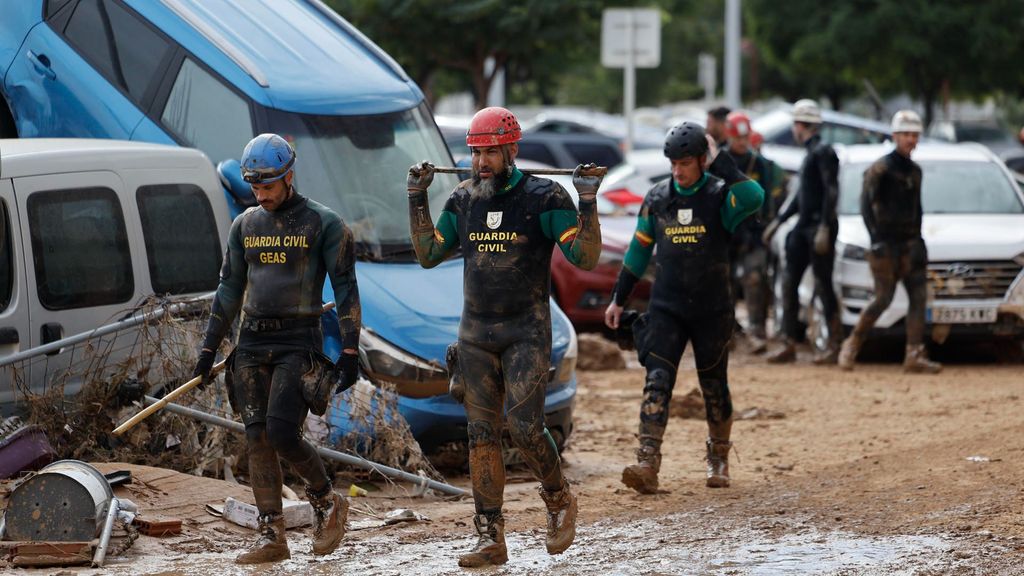 Efectivos del Grupo Especial de Actividades Subacuáticas (GEAS) de la Guardia Civil participan en las labores de búsqueda de desaparecidos en la localidad de Paiporta este sábado.